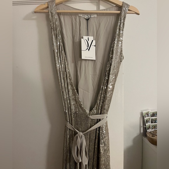 Diane Von Furstenberg DVF Silver Sequin Embellished Sleeveless Yahzi Wrap Gown 2 - Picture 7 of 8